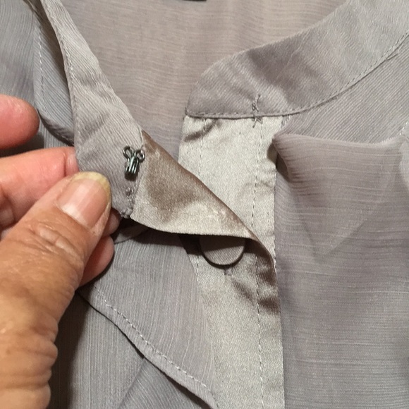 Banana Republic ruffle front, bottom up blouse - Picture 3 of 4